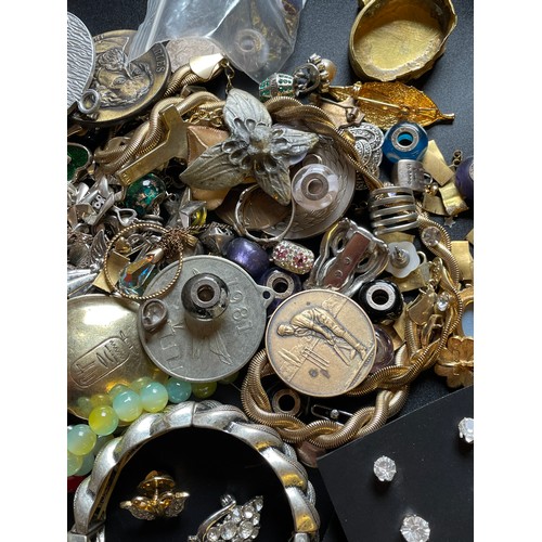 708 - BAG OF VARIOUS COSTUME JEWELLERY, BEADS, CHAINS, BRACELETS, AND BOXED JEWELLERY