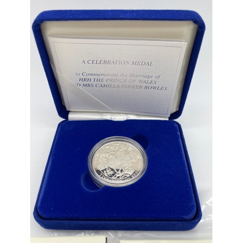 423 - ROYAL MINT HIS ROYAL HIGHNESS THE PRINCE OF WALES 60TH BIRTHDAY COMMEMORATIVE CROWN X 2, AND A ROYAL... 