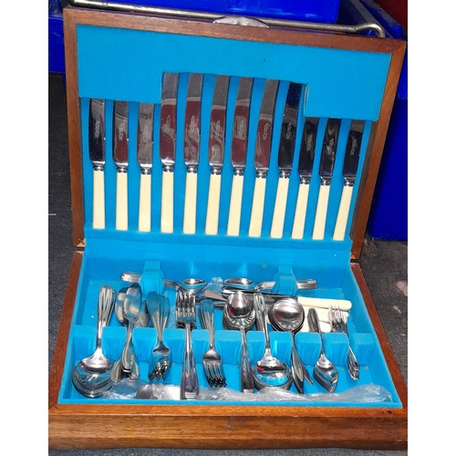 264 - CANTEEN OF ATLAS PLATED CUTLERY