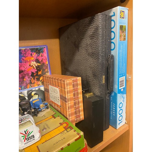 260 - SELECTION OF VINTAGE BOARD GAMES INCLUDING MASTER MIND, CLUEDO