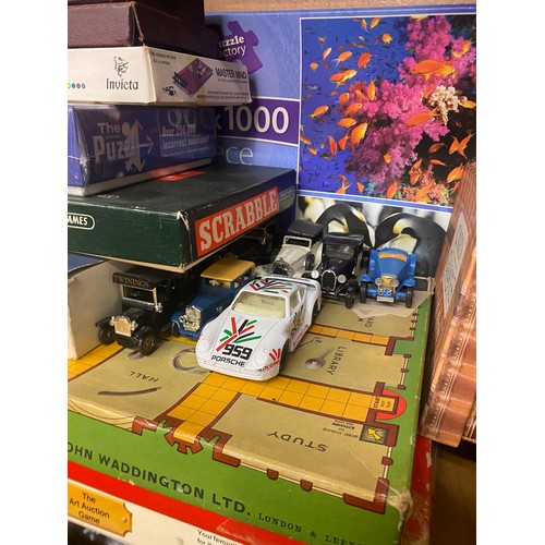 260 - SELECTION OF VINTAGE BOARD GAMES INCLUDING MASTER MIND, CLUEDO