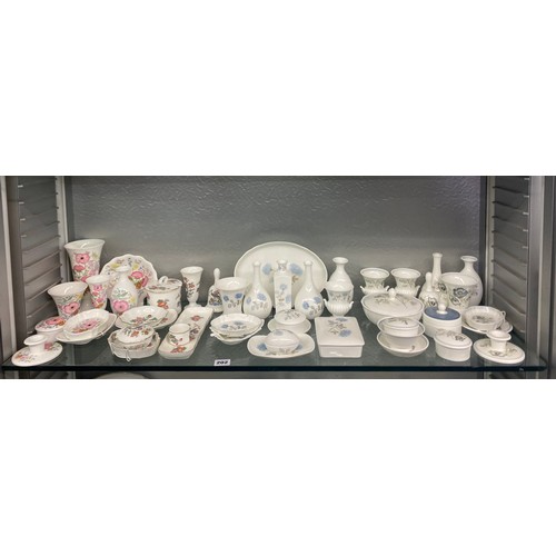 202 - SHELF OF WEDGWOOD BONE CHINAWARES MAINLY SMALL VASES, TRINKET BOXES AND PIN DISHES, KUTANI CRANE, ME... 