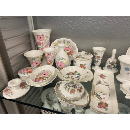 202 - SHELF OF WEDGWOOD BONE CHINAWARES MAINLY SMALL VASES, TRINKET BOXES AND PIN DISHES, KUTANI CRANE, ME... 