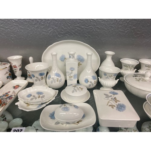 202 - SHELF OF WEDGWOOD BONE CHINAWARES MAINLY SMALL VASES, TRINKET BOXES AND PIN DISHES, KUTANI CRANE, ME... 