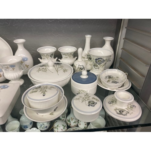 202 - SHELF OF WEDGWOOD BONE CHINAWARES MAINLY SMALL VASES, TRINKET BOXES AND PIN DISHES, KUTANI CRANE, ME... 