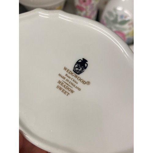 202 - SHELF OF WEDGWOOD BONE CHINAWARES MAINLY SMALL VASES, TRINKET BOXES AND PIN DISHES, KUTANI CRANE, ME... 