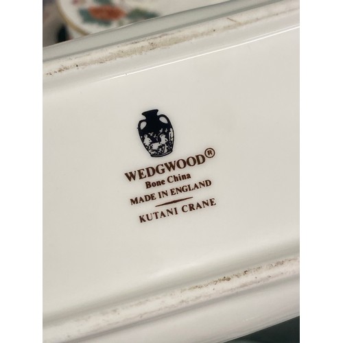 202 - SHELF OF WEDGWOOD BONE CHINAWARES MAINLY SMALL VASES, TRINKET BOXES AND PIN DISHES, KUTANI CRANE, ME... 