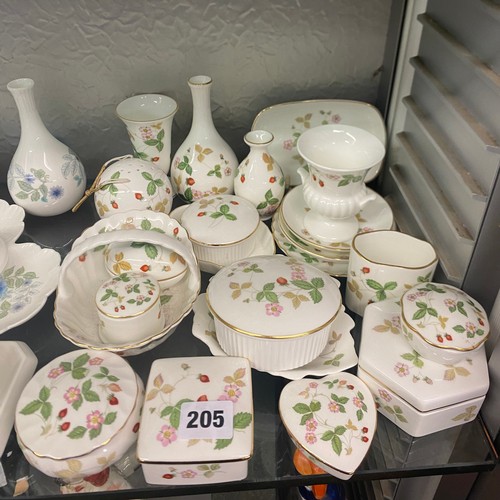205 - WEDGWOOD BONE CHINA WILD STRAWBERRY PATTERN TRINKET BOXES, BASKET, PIN DISHES