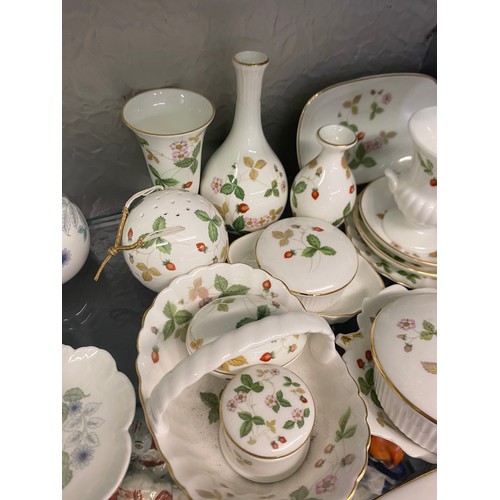 205 - WEDGWOOD BONE CHINA WILD STRAWBERRY PATTERN TRINKET BOXES, BASKET, PIN DISHES