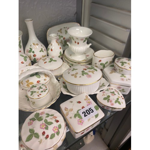 205 - WEDGWOOD BONE CHINA WILD STRAWBERRY PATTERN TRINKET BOXES, BASKET, PIN DISHES