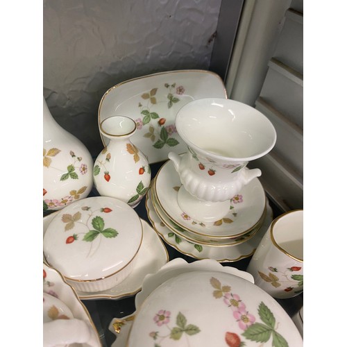 205 - WEDGWOOD BONE CHINA WILD STRAWBERRY PATTERN TRINKET BOXES, BASKET, PIN DISHES
