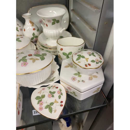 205 - WEDGWOOD BONE CHINA WILD STRAWBERRY PATTERN TRINKET BOXES, BASKET, PIN DISHES