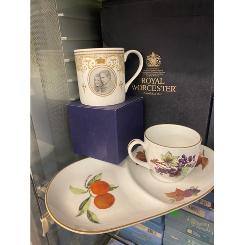 231 - SHELF - BOXED ROYAL WORCESTER EGG CODDLERS, COTSWOLD FRUIT PATTERN BOWLS, BREAKFAST CUP AND SAUCER, ... 