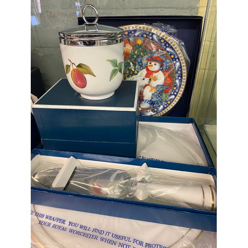 231 - SHELF - BOXED ROYAL WORCESTER EGG CODDLERS, COTSWOLD FRUIT PATTERN BOWLS, BREAKFAST CUP AND SAUCER, ... 