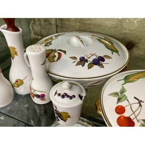 250 - SELECTION OF ROYAL WORCESTER EVESHAM PATTERN TABLE WARES, RAMEKINS', CASSEROLE DISHES AND TUREENS AN... 