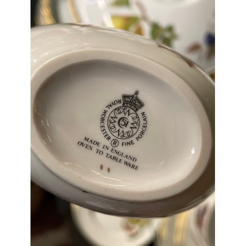 250 - SELECTION OF ROYAL WORCESTER EVESHAM PATTERN TABLE WARES, RAMEKINS', CASSEROLE DISHES AND TUREENS AN... 