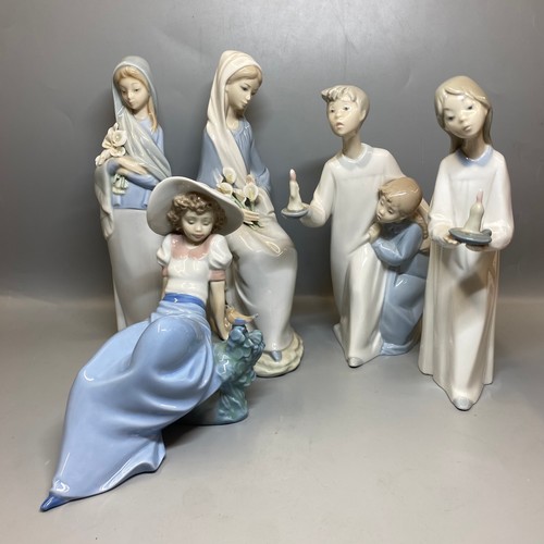 227 - FOUR BOXED LLADRO FIGURES CHILDREN WITH CHAMBER STICKS, PLUS NAO SEATED GIRL FIGURE