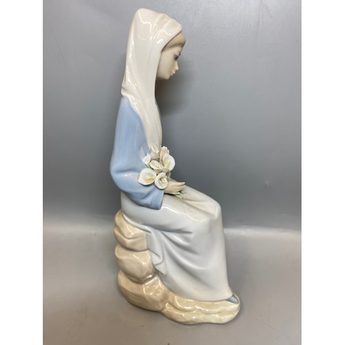 227 - FOUR BOXED LLADRO FIGURES CHILDREN WITH CHAMBER STICKS, PLUS NAO SEATED GIRL FIGURE