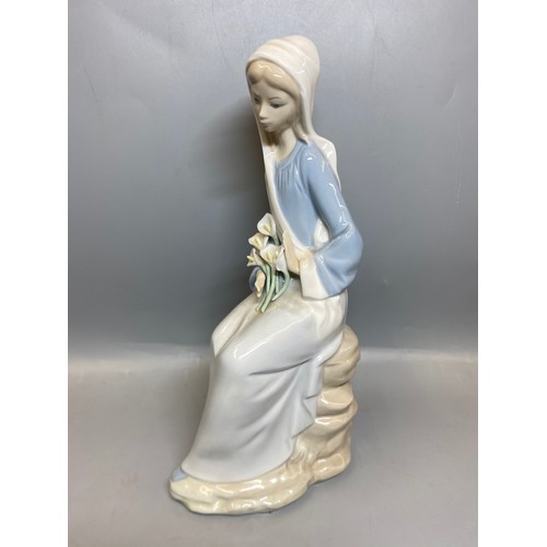 227 - FOUR BOXED LLADRO FIGURES CHILDREN WITH CHAMBER STICKS, PLUS NAO SEATED GIRL FIGURE