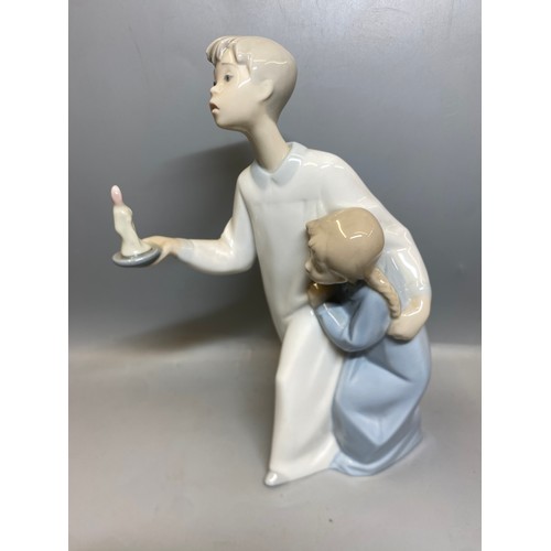 227 - FOUR BOXED LLADRO FIGURES CHILDREN WITH CHAMBER STICKS, PLUS NAO SEATED GIRL FIGURE