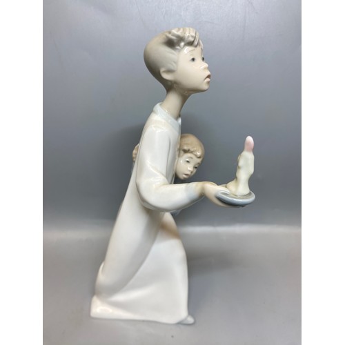 227 - FOUR BOXED LLADRO FIGURES CHILDREN WITH CHAMBER STICKS, PLUS NAO SEATED GIRL FIGURE