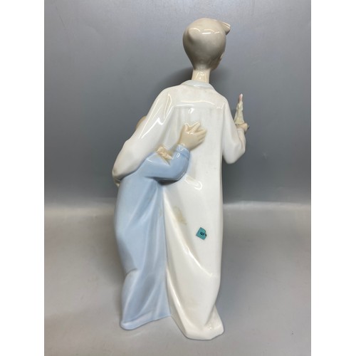 227 - FOUR BOXED LLADRO FIGURES CHILDREN WITH CHAMBER STICKS, PLUS NAO SEATED GIRL FIGURE