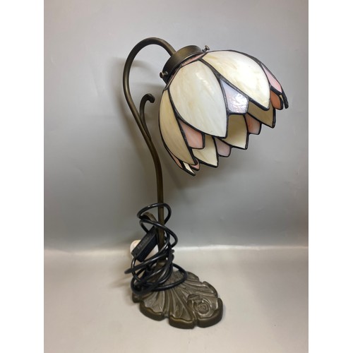 276 - STAINED GLASS FLOWER HEAD DESK LAMP