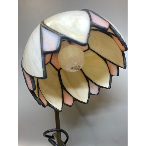 276 - STAINED GLASS FLOWER HEAD DESK LAMP
