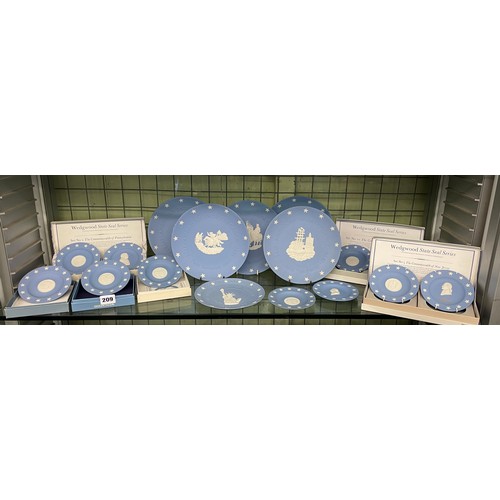 209 - SHELF OF WEDGWOOD BLUE JASPERWARE AMERICAN INDEPENDANCE PLATES AND FOUR SETS OF WEDGWOOD STATE SEALS