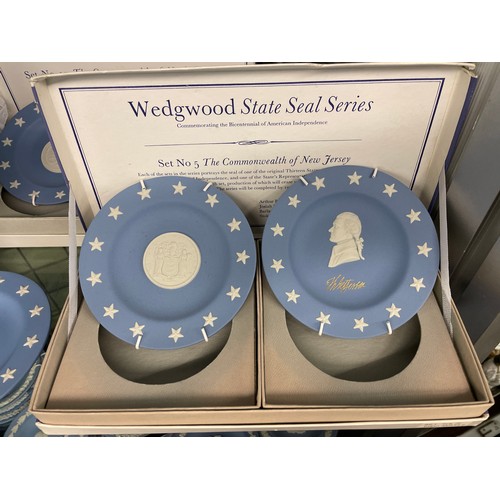 209 - SHELF OF WEDGWOOD BLUE JASPERWARE AMERICAN INDEPENDANCE PLATES AND FOUR SETS OF WEDGWOOD STATE SEALS
