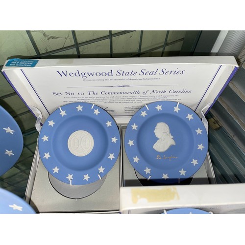 209 - SHELF OF WEDGWOOD BLUE JASPERWARE AMERICAN INDEPENDANCE PLATES AND FOUR SETS OF WEDGWOOD STATE SEALS