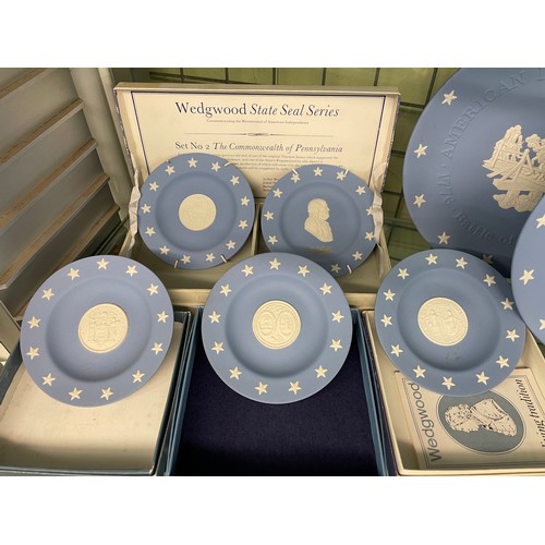 209 - SHELF OF WEDGWOOD BLUE JASPERWARE AMERICAN INDEPENDANCE PLATES AND FOUR SETS OF WEDGWOOD STATE SEALS