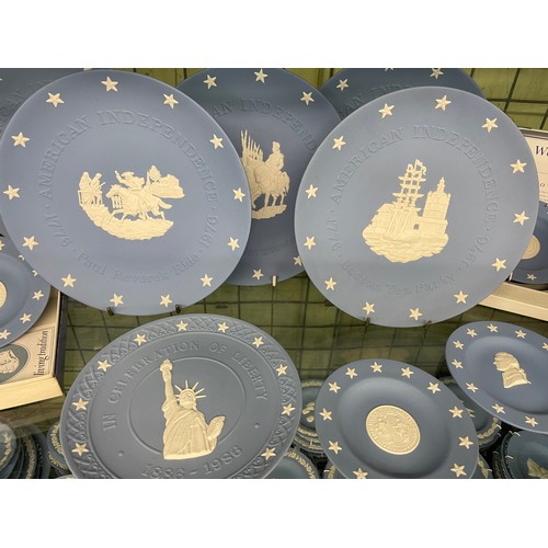 209 - SHELF OF WEDGWOOD BLUE JASPERWARE AMERICAN INDEPENDANCE PLATES AND FOUR SETS OF WEDGWOOD STATE SEALS