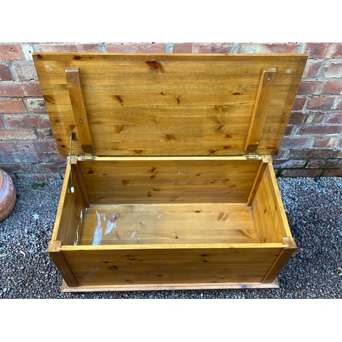 195 - PINE BLANKET BOX