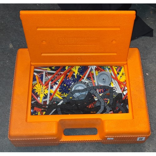 352 - PLASTIC CASE OF KINNEX CONSTRUCTION KIT PIECES