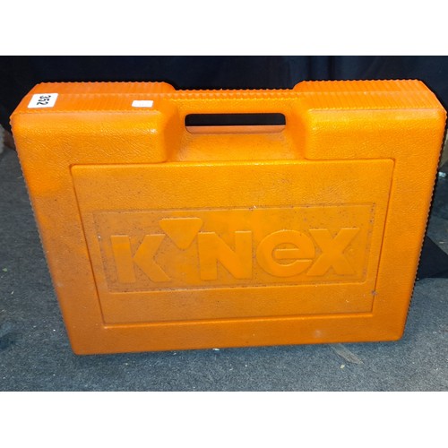 352 - PLASTIC CASE OF KINNEX CONSTRUCTION KIT PIECES