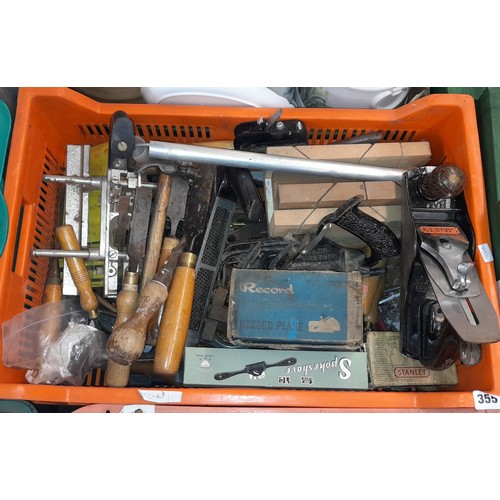 355 - TRAY OF VARIOUS CARPENTRY CHISELS, BOXED STANLEY PLANE, OTHER PLANES, AND SPIRIT LEVEL