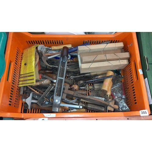 355 - TRAY OF VARIOUS CARPENTRY CHISELS, BOXED STANLEY PLANE, OTHER PLANES, AND SPIRIT LEVEL