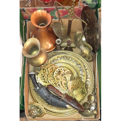 362 - SMALL CARTON OF BRASS WALL PLATES, HORSE BRASSES, MINIATURE CANDLE STICKS AND SCALES