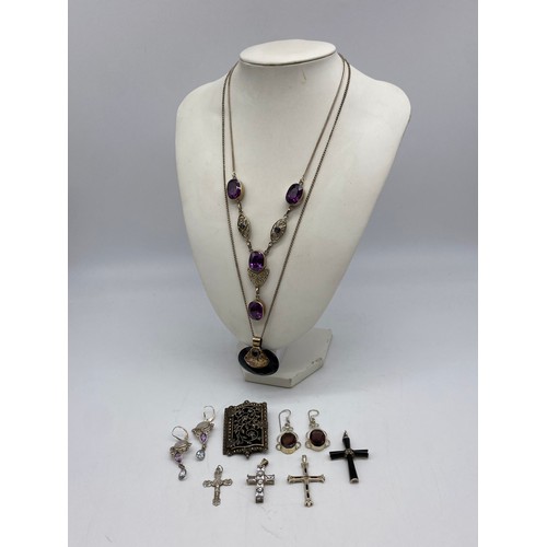 516 - SILVER JEWELLERY INC ONYX AND DIAMANTE CROSS, PENDANT, AMETHYST SET DROPPER NECKLACE, ONYX BROOCH/PE... 