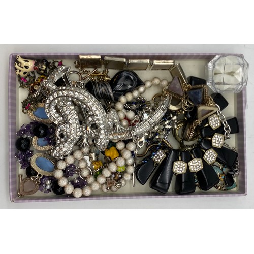 517 - TRAY OF MISCELLANEOUS COSTUME JEWELLERY INC ENTWINED LIZARD NECKLACE, AGATE POLISHED LINK BRACELET