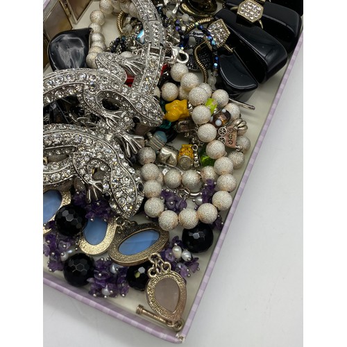 517 - TRAY OF MISCELLANEOUS COSTUME JEWELLERY INC ENTWINED LIZARD NECKLACE, AGATE POLISHED LINK BRACELET