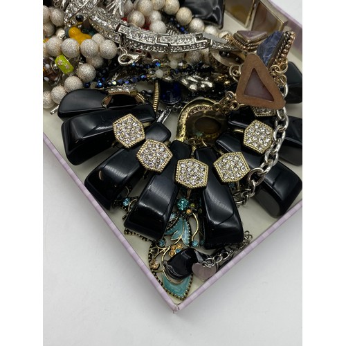 517 - TRAY OF MISCELLANEOUS COSTUME JEWELLERY INC ENTWINED LIZARD NECKLACE, AGATE POLISHED LINK BRACELET