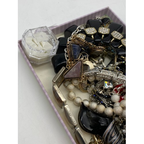 517 - TRAY OF MISCELLANEOUS COSTUME JEWELLERY INC ENTWINED LIZARD NECKLACE, AGATE POLISHED LINK BRACELET