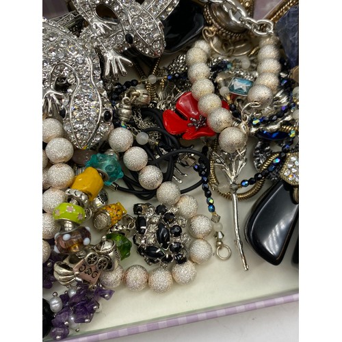 517 - TRAY OF MISCELLANEOUS COSTUME JEWELLERY INC ENTWINED LIZARD NECKLACE, AGATE POLISHED LINK BRACELET