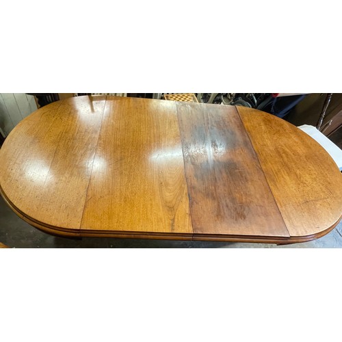 4 - VICTORIAN MAHOGANY OVAL MOULDED EDGE EXTENDING DINING TABLE ON TAPERED FLUTED LEGS