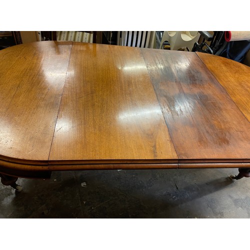 4 - VICTORIAN MAHOGANY OVAL MOULDED EDGE EXTENDING DINING TABLE ON TAPERED FLUTED LEGS