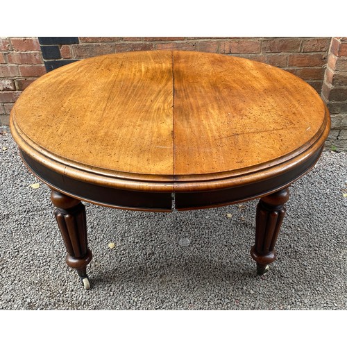 4 - VICTORIAN MAHOGANY OVAL MOULDED EDGE EXTENDING DINING TABLE ON TAPERED FLUTED LEGS