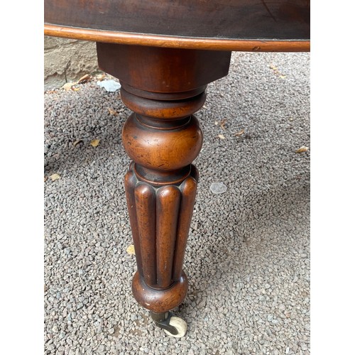 4 - VICTORIAN MAHOGANY OVAL MOULDED EDGE EXTENDING DINING TABLE ON TAPERED FLUTED LEGS