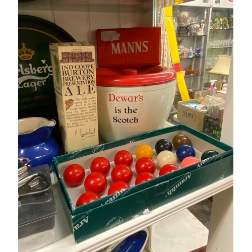 280 - SHELF OF PUBLIC HOUSE BREWERIANA DEWARS ICE BUCKET, VARIOUS WHISKEY WATER JUGS AND TRAYS